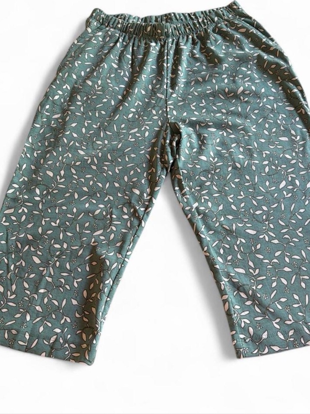 Lands End Sport Knit capri. NWOT, Teal and white print, elastic waist size small
